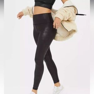 Offline by Aerie the higher high waisted crackle leggings size small